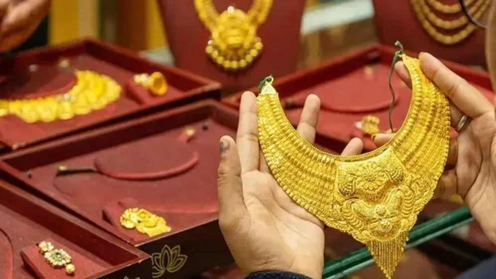 কমার পর আজ যে দামে বিক্রি হচ্ছে স্বর্ণ