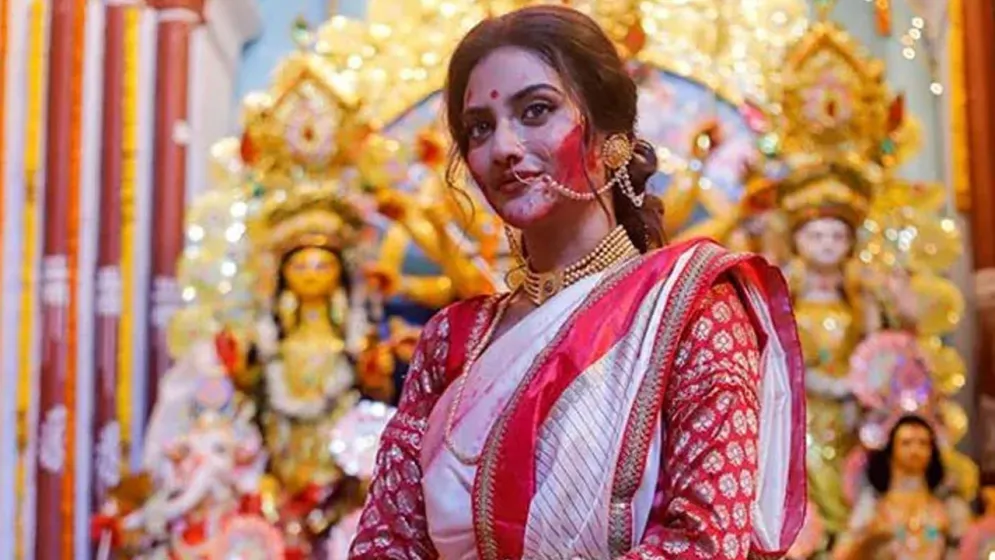 দুর্গাপূজায় নেচে সমালোচনার মুখে মুসলিম অভিনেত্রী