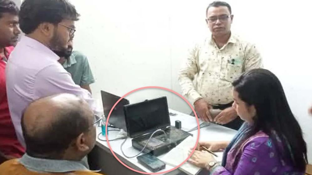হাত রাখলেই রোগ নির্ণয়, এ কেমন ডিভাইস ভুয়া চিকিৎসকের!