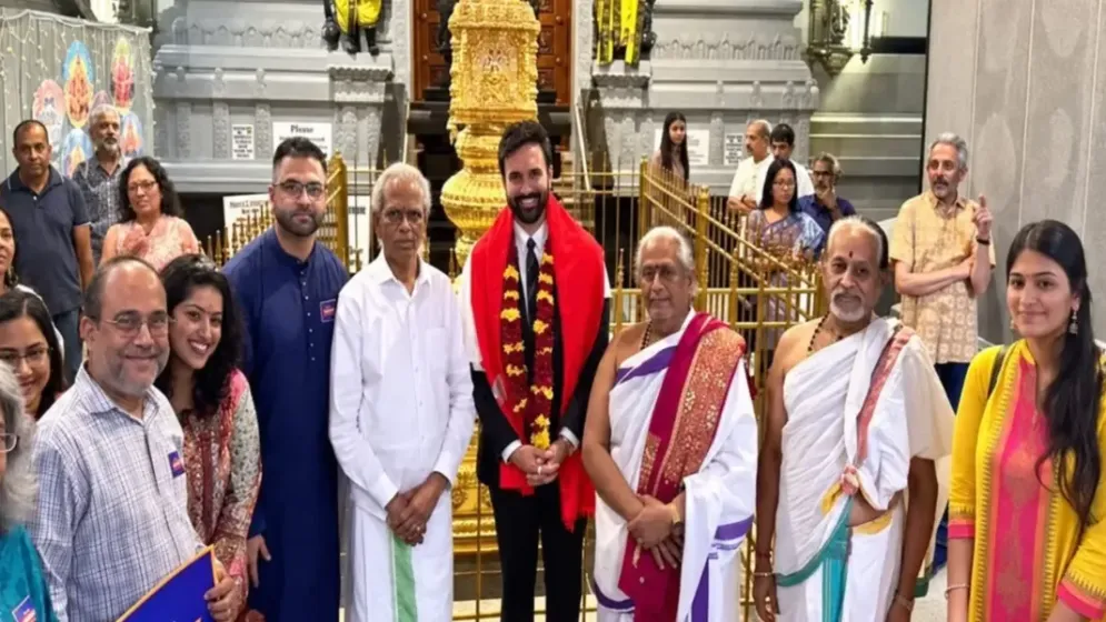 নবরাত্রিতে গরবা নাচে মামদানি, মন্দিরে পুরোহিতের আশীর্বাদ নিয়ে আলোচনায় নিউইয়র্কের মেয়র