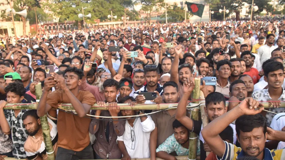 রাজশাহীতে প্রধানমন্ত্রীর জনসভায় ফোন খোয়ালেন ৯ জন