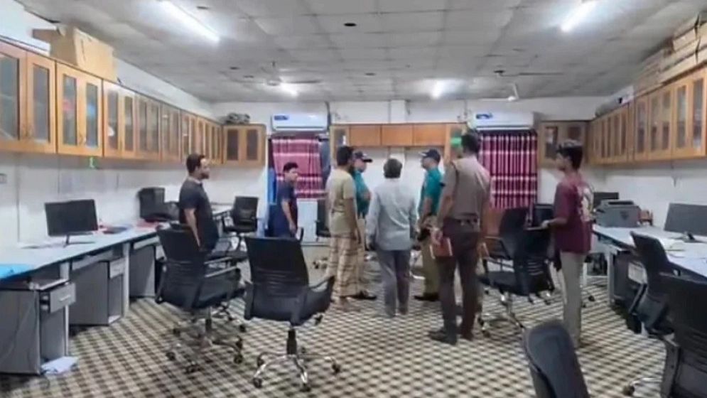 ‘শীর্ষ সন্ত্রাসী ইমনকে ভাড়া দিতে হবে’ বলে অফিসে ভাঙচুর-লুটপাট