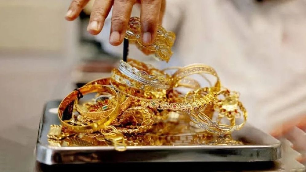 ফের স্বর্ণের দামে পতন, ভরিতে কমল কত টাকা?