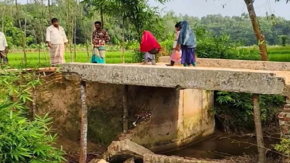 খুঁটির ওপর দাঁড়িয়ে আছে কালভার্ট