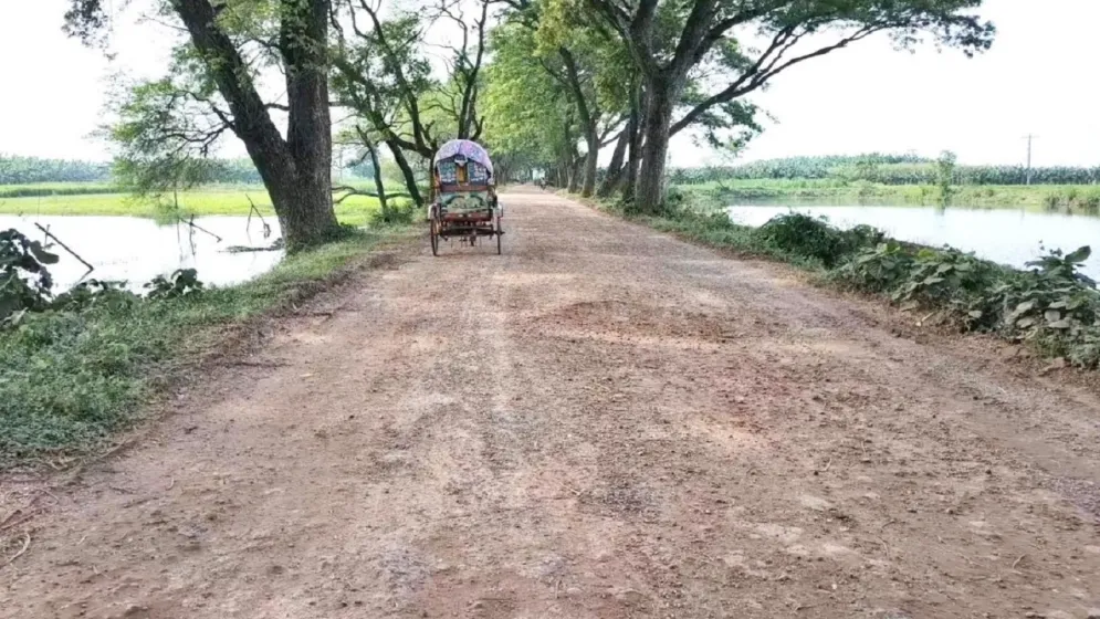 কাজে লোকসান হওয়ার ভয়ে সড়ক খুঁড়ে ঠিকাদার উধাও