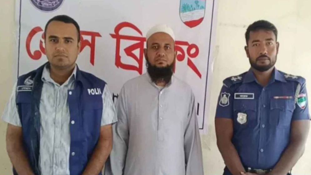 ছাত্রীর চিৎকারে ‘জুব্বা ও পায়জামা হাতে’ দৌড় দিলেন মাদরাসাশিক্ষক