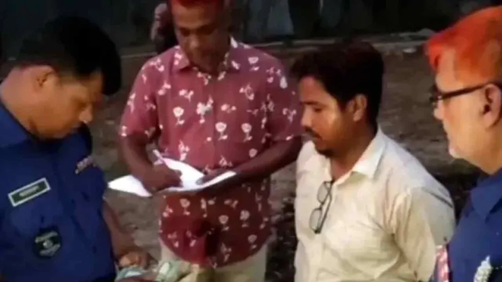 রাস্তার কাজ তদারকির সময় ব্যাগে লাখ টাকা, উপসহকারী প্রকৌশলী আটক