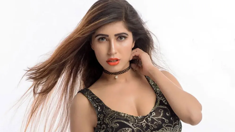 ‘থাপ্পড়ম্যান’ রুমিকে চুমুর বার্তা দিয়ে বিতর্কে নায়লা নাঈম