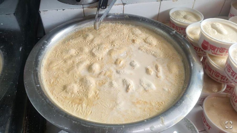 ফরিদগঞ্জের ঐতিহ্যবাহী ‘হাজী আউয়াল সুইটস’ : সারাদিনই বিক্রির ধুম