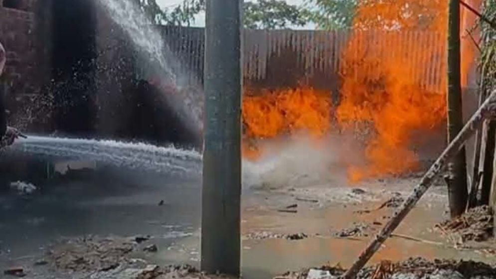 ইনানীতে মাটি থেকে বের হচ্ছে আগুন, ঘটনাস্থলে ফায়ার সার্ভিস