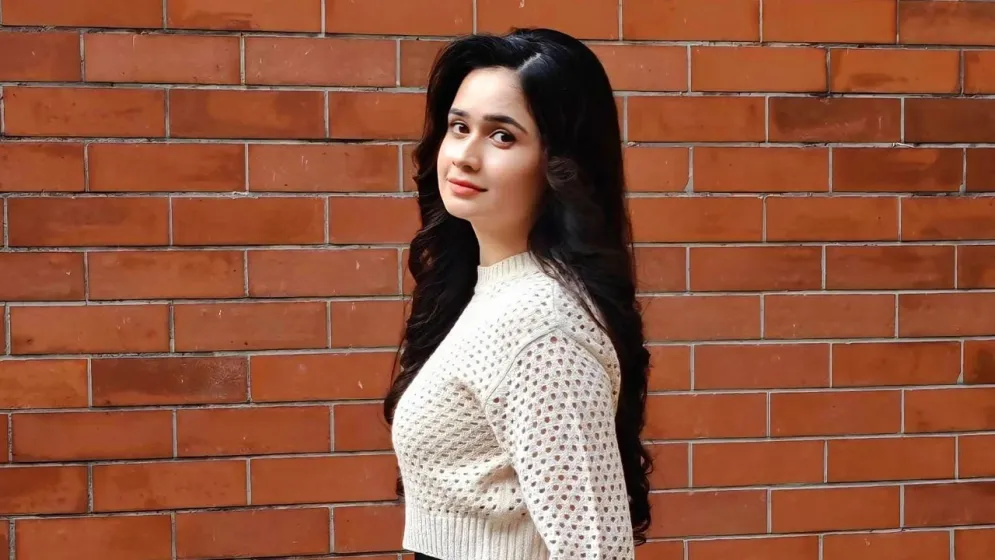ঐশীর নামে ভুয়া ফেসবুক আইডি, সতর্ক করলেন অভিনেত্রী