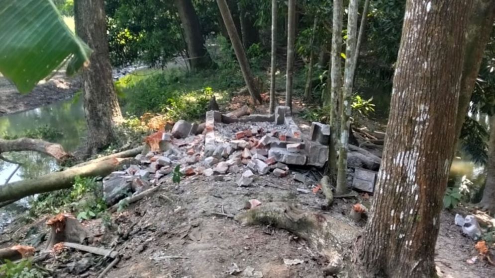 জমি দখলে নিতে দুই মাদ্রাসা অধ্যক্ষের কবর ভাঙার অভিযোগ