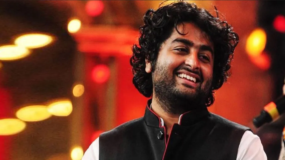 খাবারের প্যাকেট হাতে দৌড়ে পালালেন অরিজিৎ সিং