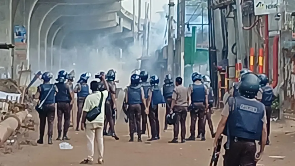 আশুলিয়ায় শ্রমিক-পুলিশ সংঘর্ষ: টিয়ারশেল-সাউন্ড গ্রেনেড নিক্ষেপ, ১৩ কারখানা বন্ধ