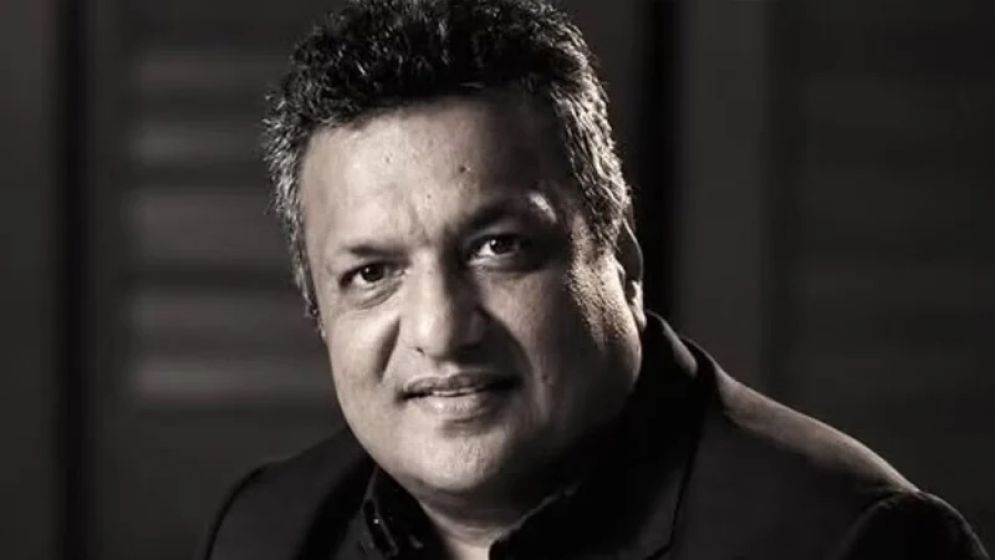 বাথরুমে মিলল নির্মাতার নিথর দেহ